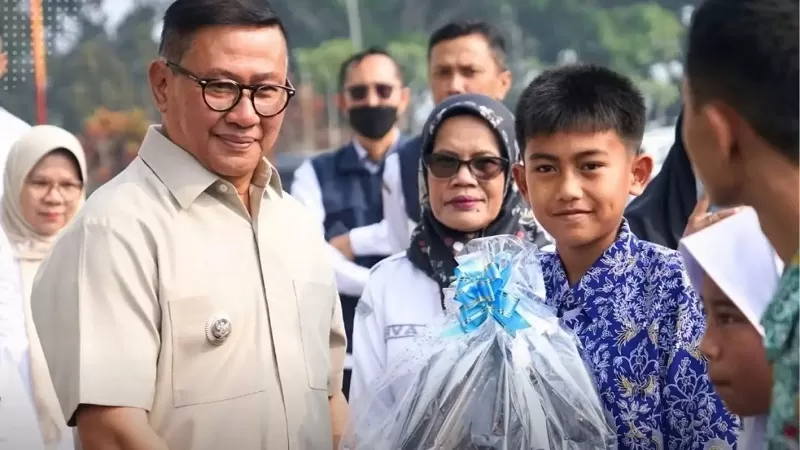 Penyerahan secara simbolis Bantuan Perlengkapan Murid Baru Tahun 2026 dilakukan Wali Kota Bukittinggi bersama Wakil Wali Kota dan unsur Forkopimda di halaman Balai Kota Bukittinggi, Rabu (7/10/2026). (Foto: Pemko Bukittinggi)