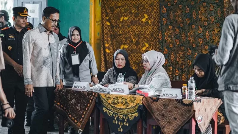 Bupati Khairunas datang ke TPS 30 yang berada di SDN 10 Rimbo Tangah, Kecamatan Sangir, sekitar pukul 10.00 WIB, Rabu (7/10/2026). (Foto: Pemkab Solsel)
