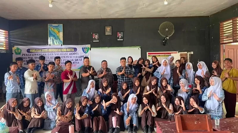 Dosen Program Studi Pendidikan Jasmani, Kesehatan, dan Rekreasi (PJKR) Fakultas Keguruan dan Ilmu Pendidikan (FKIP) Universitas Bung Hatta mengembangkan model latihan khusus untuk membantu meningkatkan keterampilan Jurus Tunggal atlet pencak silat di SMAN 1 Koto XI Tarusan, Kabupaten Pesisir Selatan. (Foto:UBH)