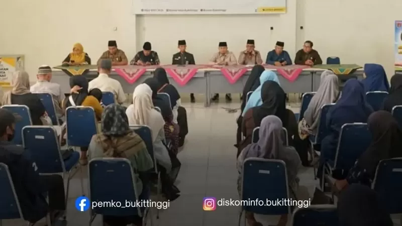Bantuan zakat itu disalurkan Pemerintah Kota Bukittinggi bersama Badan Amil Zakat Nasional (BAZNAS) Kota Bukittinggi. Penyerahan bantuan dilakukan secara simbolis oleh Wakil Wali Kota Bukittinggi Ibnu Asis di Aula Kantor BAZNAS Kota Bukittinggi, Kamis (8/10/2026).