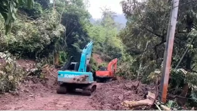 Kementerian Pekerjaan Umum melalui Balai Pelaksanaan Jalan Nasional (BPJN) Sumatera Barat terus mempercepat penanganan darurat di Nagari Jangki Ayam, Kecamatan Ranah Ampek Hulu, Kabupaten Pesisir Selatan. (Foto: BPJN Sumbar)