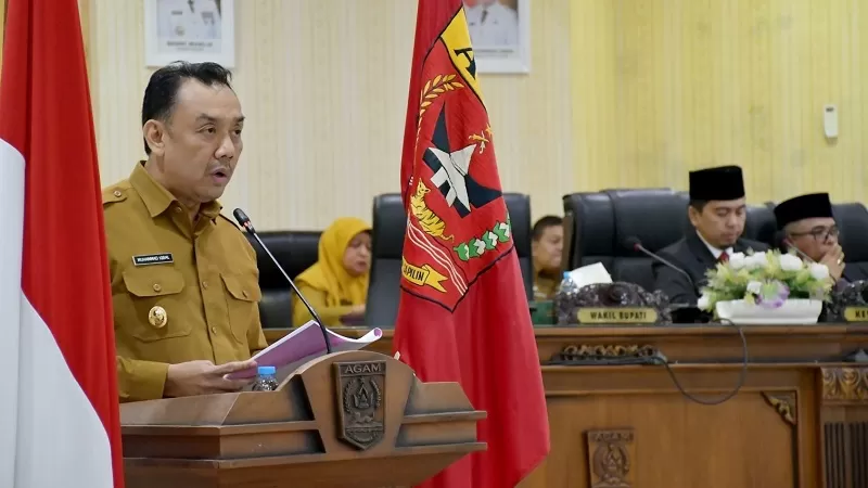 Wakil Bupati Agam Muhammad Iqbal saat membacakan jawaban Bupati Agam atas pandangan umum fraksi-fraksi DPRD Kabupaten Agam dalam rapat paripurna, Senin (12/10/2026). (Foto: Pemkab Agam)