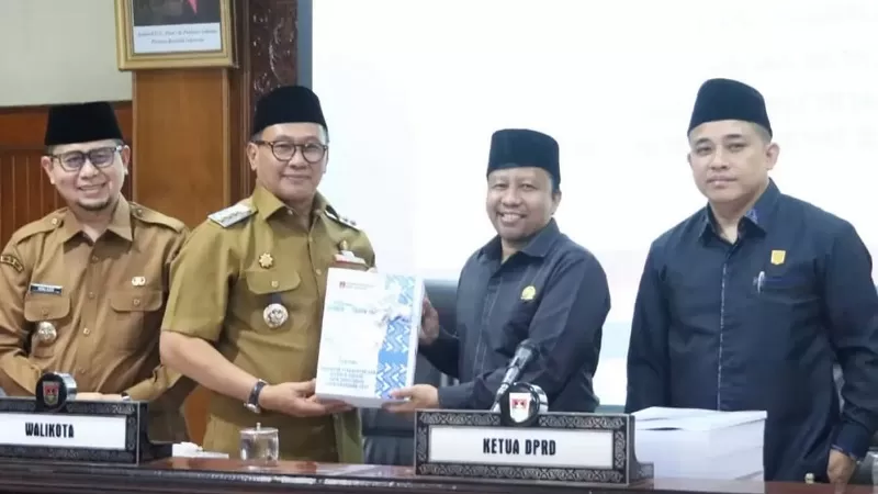 Wali Kota Bukittinggi Ramlan Nurmatias bersama dua rancangan peraturan daerah (Ranperda) lainnya kepada DPRD Kota Bukittinggi, Senin (12/10/2026). (Foto: Pemko Bukittinggi)