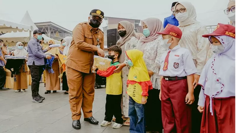 Penyerahan bantuan untuk wilayah Kecamatan Sangir dilakukan langsung oleh Bupati Solok Selatan H. Khairunas bersama Wakil Bupati H. Yulian Efi dan jajaran pemerintah daerah lainnya. Kegiatan tersebut berlangsung di Ruang Terbuka Hijau (RTH) Solok Selatan, Padang Aro, Selasa (13/10/2026). (Foto: Pemkab Solsel)