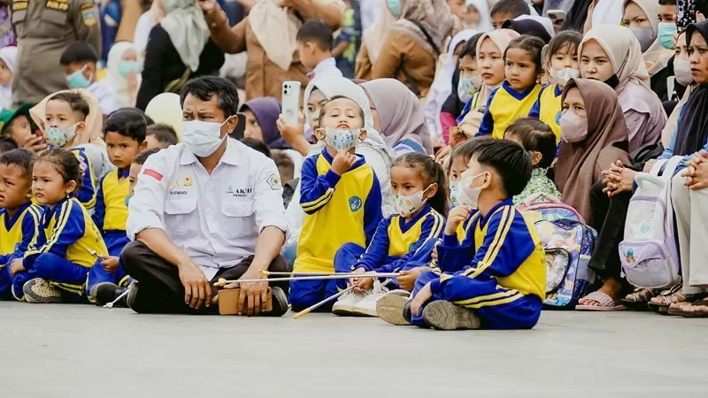 Pemerintah Kabupaten Solok Selatan, Sumatera Barat, menginstruksikan pembagian masker gratis kepada seluruh pelajar dan masyarakat menyusul kondisi kabut asap yang semakin parah sejak pekan lalu. (Foto: Pemkab Solsel)