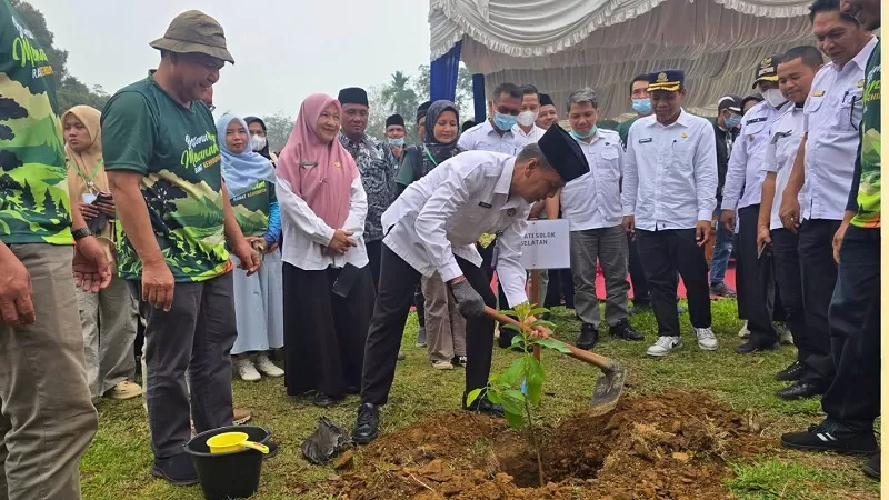 Kegiatan rehabilitasi hutan dan lahan (RHL) dipusatkan di SMA Negeri 9 Solok Selatan pada Rabu (14/10/2026). Aksi penanaman pohon ini juga menjadi bagian dari rangkaian peringatan Hari Jadi ke-81 Provinsi Sumatera Barat. (Foto: Pemkab Solsel)