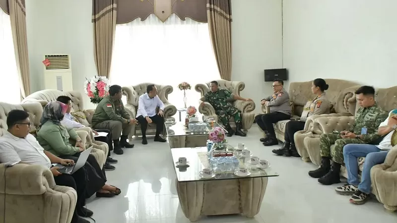 Wakil Bupati Agam Muhammad Iqbal dengan Tim Monitoring dan Evaluasi (Monev) Satuan Tugas Percepatan Rehabilitasi dan Rekonstruksi (PRR) Pascabencana Alam serta tim Satuan Kerja Kementerian Perumahan dan Kawasan Permukiman (PKP) Republik Indonesia. Pertemuan berlangsung di Rumah Dinas Wakil Bupati Agam, Lubuk Basung, Rabu (14/10/2026). (Foto: Pemkab Agam)