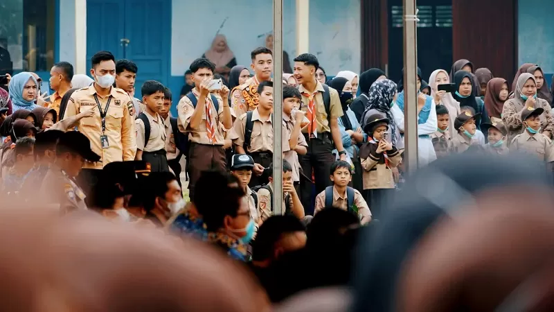 Bupati Solok Selatan, H. Khairunas, menyampaikan hal itu saat penyerahan bantuan seragam gratis di Kecamatan Sangir Jujuan, Kamis (15/10/2026). (Foto: Pemkab Solsel)