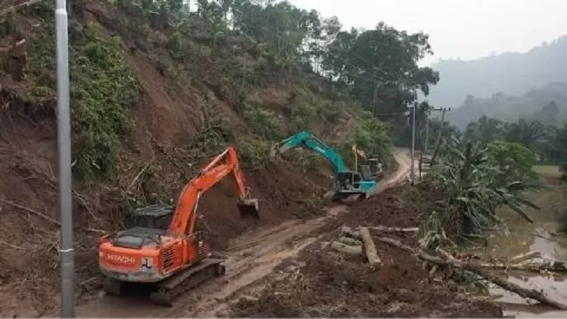 Kondisi akses Jalan Nasional Tapan-batas Jambi di Kabupaten Pesisir Selatan, Sumatera Barat, mulai berangsur pulih setelah terdampak longsor. (Foto: Pemkab Pessel)