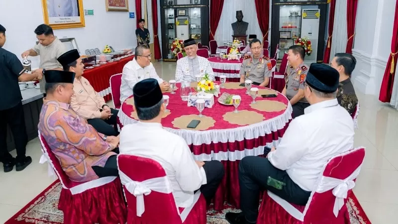 pertemuan Gubernur Sumbar Mahyeldi Ansharullah dengan Kapolda Sumbar Irjen Pol. Jawari yang didampingi Wakapolda Sumbar Brigjen Pol. Solihin di Istana Gubernuran Sumbar, Jumat (16/10/2026).(Foto: Pemprov Sumbar)