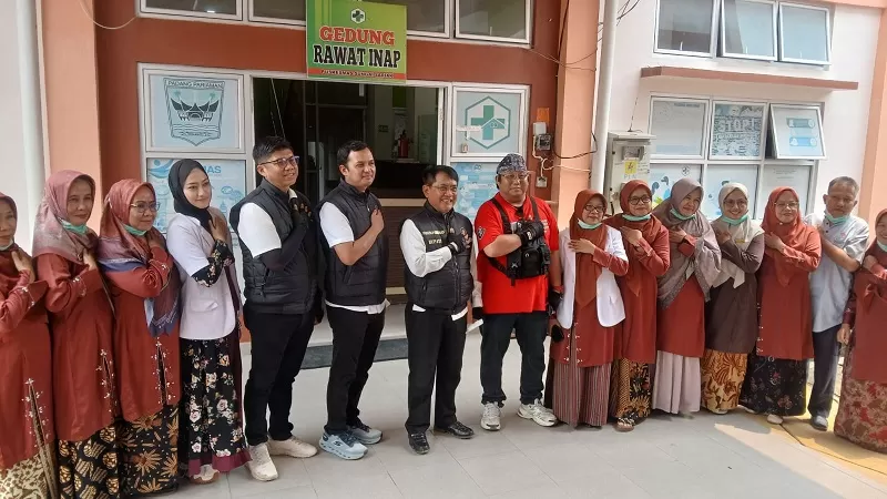 Melalui kegiatan Putar Roda pada Jumat (16/10/2026), sejumlah lokasi pembangunan dan pelayanan publik didatangi untuk melihat langsung kondisi di lapangan. Berdasarkan keterangan Pemerintah Kabupaten Padang Pariaman yang dikutip Jumat (17/10/2026), kegiatan ini melibatkan Bupati Padang Pariaman Dr. H. John Kenedy Azis, S.H., M.H., Wakil Bupati Rahmat Hidayat, serta seluruh kepala organisasi perangkat daerah (OPD) di lingkungan pemerintah kabupaten. (Foto: Pemkab PAdang Pariaman)