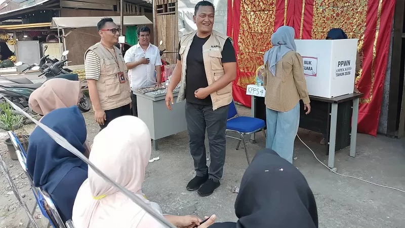 Wakil Bupati Pasaman Barat M. Ihpan bersama Sekretaris Daerah Doddy San Ismail memantau pelaksanaan Pemilihan Wali Nagari (Pilwana) serentak menggunakan sistem electronic voting (e-voting) di Kecamatan Luhak Nan Duo dan Kinali, Sabtu (17/10/2026).  (Foto: Pemkab Pasbar)