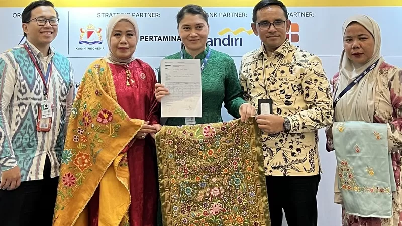  Kerajinan Sulaman Kapalo Samek dari Pasia Baru, Kabupaten Padang Pariaman, Sumatera Barat, memperoleh peluang baru untuk menembus pasar internasional setelah meraih kesepakatan kontrak produksi senilai USD 22.000 atau sekitar Rp 400 juta dalam ajang Trade Expo Indonesia (TEI) 2026. (Foto: Pemkab Padang Pariaman)