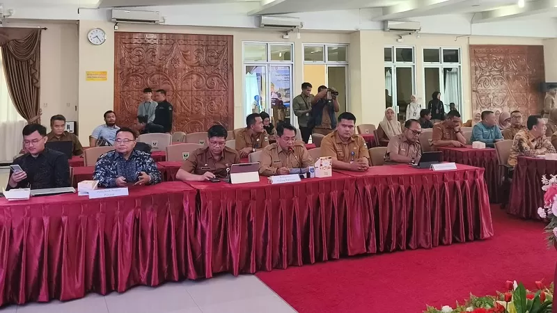  Bupati Padang Pariaman, Dr. H. John Kenedy Azis, S.H., M.H., dalam agenda Presentasi Monitoring dan Evaluasi (Monev) Keterbukaan Informasi Badan Publik yang diselenggarakan Komisi Informasi Provinsi Sumatera Barat, Selasa (20/10/2026). (Foto: Pemkab Padang Pariaman)