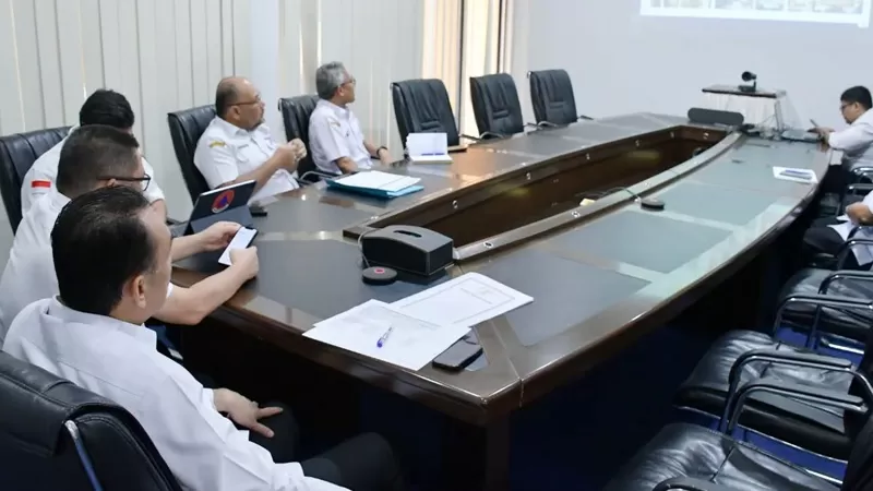 Rapat percepatan rehabilitasi dan rekonstruksi pascabencana alam di Aceh, Sumatera Utara, dan Sumatera Barat yang diikuti secara virtual oleh Wakil Bupati Agam, Muhammad Iqbal, pada Rabu (21/10/2026). (Foto: Pemkab Agam)