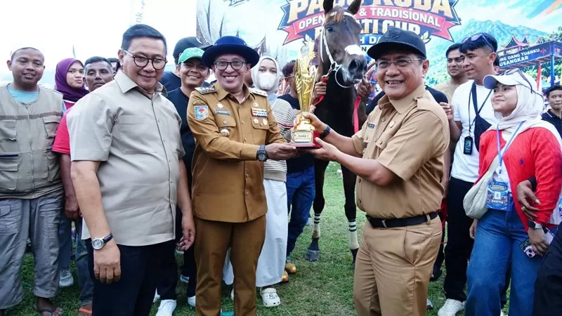 Perlombaan pacu kuda yang berlangsung selama dua hari tersebut ditutup pada Senin (19/10/2026). Sebanyak tujuh kuda unggulan bersaing dalam kelas Derby yang menjadi salah satu bagian akhir dari rangkaian perlombaan. (Foto: Pemkab Tanah Datar)