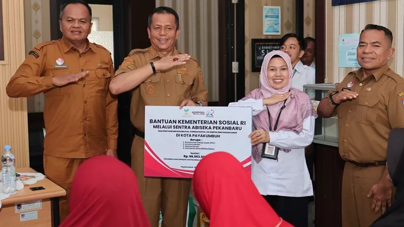 Penyaluran bantuan Asistensi Rehabilitasi Sosial (ATENSI) kepada 49 Pemerlu Pelayanan Kesejahteraan Sosial (PPKS) di Kota Payakumbuh, Senin (19/10/2026). (Foto: Pemko Payakumbuh)