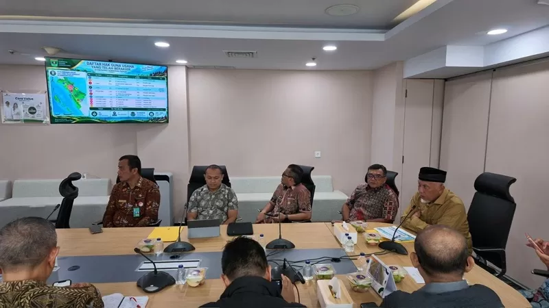 Pertemuan Gubernur Mahyeldi dengan Pelaksana Tugas (Plt.) Kepala Badan Bank Tanah, Hakiki Sudrajat, di Jakarta, Selasa (6/10/2026).  (Foto: Pemprov Sumbar)
