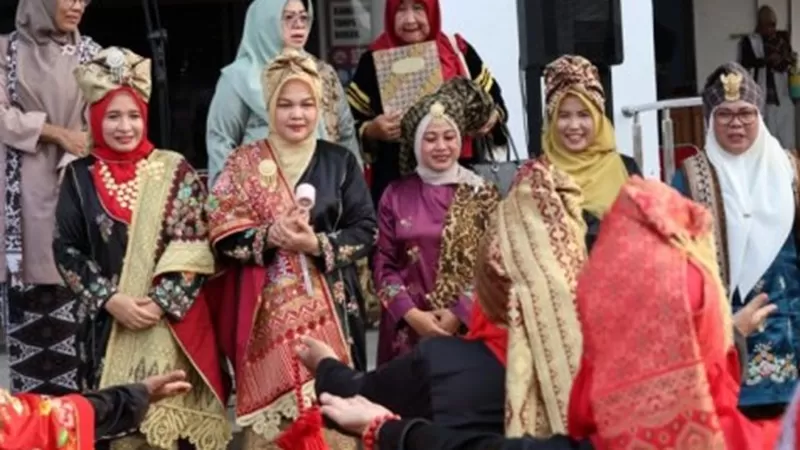 Upaya menjaga warisan budaya Minangkabau terus dilakukan Pemerintah Kota Pariaman. Salah satunya melalui Karnaval Baju Kuruang Basiba yang digelar sebagai bagian dari rangkaian Festival Literasi Budaya Tahun 2026, Minggu (4/10/2026). (Foto: Pemko Pariaman)