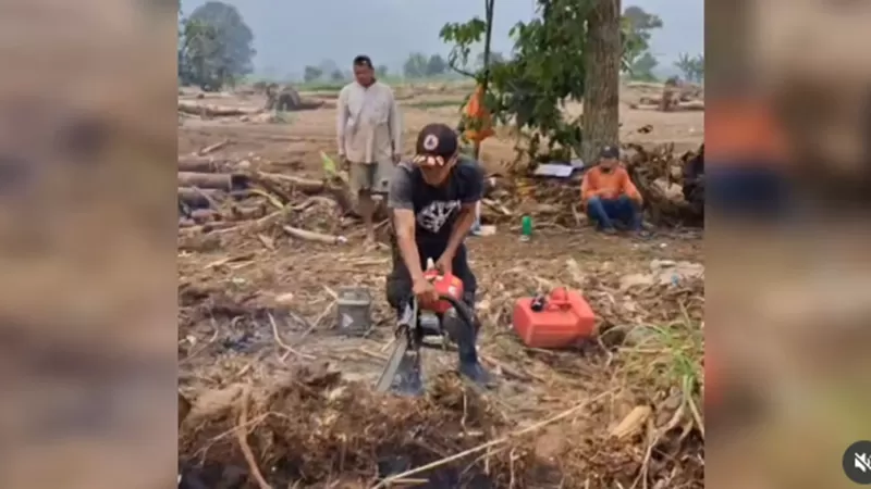 Tim Reaksi Cepat (TRC) Badan Penanggulangan Bencana Daerah (BPBD) Kabupaten Solok kembali membersihkan aliran sungai yang terdampak banjir bandang pada Minggu (18/10/2026). (Foto: BPBD Kab Solok)