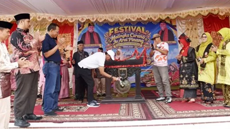 Sebanyak 87 peserta mengikuti Festival Malingka Carano jo Aria Pinang tingkat Sumatera Barat yang digelar di Panggung Utama Pantai Gandoriah, Kota Pariaman, Kamis (8/10/2026). (Foto: Pemko Pariaman)