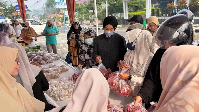 GPM kembali digelar di halaman Parkir Masjid Muhammadiyah, Rabu (7/10/2026). Kegiatan tersebut menjadi salah satu langkah pemerintah daerah untuk menjaga stabilitas harga pangan sekaligus membantu mengendalikan inflasi. (Foto: Pemko Padang Panjang)
