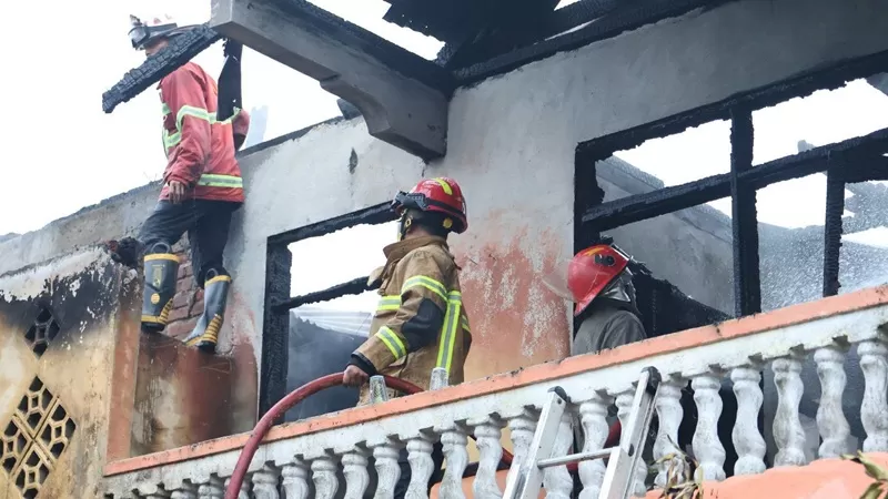Kebakaran menghanguskan sebuah rumah milik Azwirman Chan dan Rosni Nurdin di kawasan Pakan Selasa, Kota Payakumbuh, Sumatera Barat, Selasa (20/10/2026) sekitar pukul 04.30 WIB. (Foto: Pemko Payakumbuh)