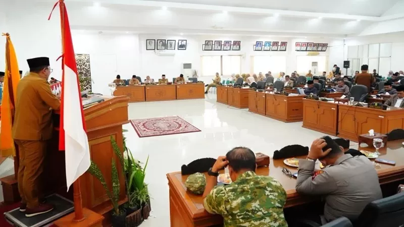 Bupati Tanah Datar Eka Putra saat membacakan Nota Penjelasan Ranperda APBD 2027 dalam rapat paripurna DPRD Tanah Datar, Senin (19/10/2026). (Foto: Pemkab Tanah Datar)