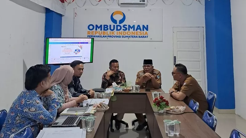 Penyerahan Laporan Hasil Pemeriksaan (LHP) dan tindakan korektif dilakukan Perwakilan Ombudsman RI Provinsi Sumatera Barat kepada pihak terkait, Selasa (6/10/2026), di Kantor Perwakilan Ombudsman RI Sumatera Barat, Padang. (Foto: Pemkab Pasbar)