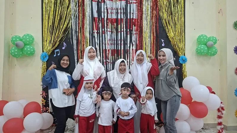 Bunda PAUD Kota Padang Panjang, Ny. Maria Feronika Hendri, saat menggelar kegiatan parenting bersama wali murid PAUD Denisha, PAUD Yusmin, dan KB Amanah, Minggu (11/10/2026). (Foto: Pemko Padang Panjang)