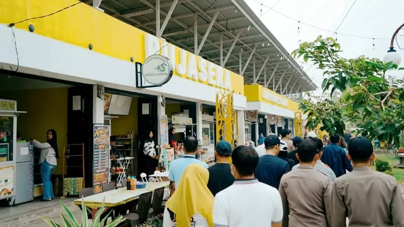 Bupati Solok Selatan, H. Khairunas, meninjau langsung kondisi RTH Padang Aro pada Minggu (18/10/2026). (Foto: Pemkab Solsel)