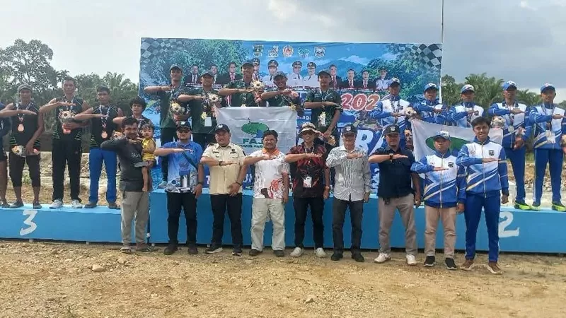Ketua Tim Penggerak PKK Kabupaten Pasaman Barat Ny. Sifrowati Yulianto melihat langsung jalannya pertandingan arung jeram di venue tersebut pada Minggu (4/10/2026). (Foto: Pemkab Pasbar)