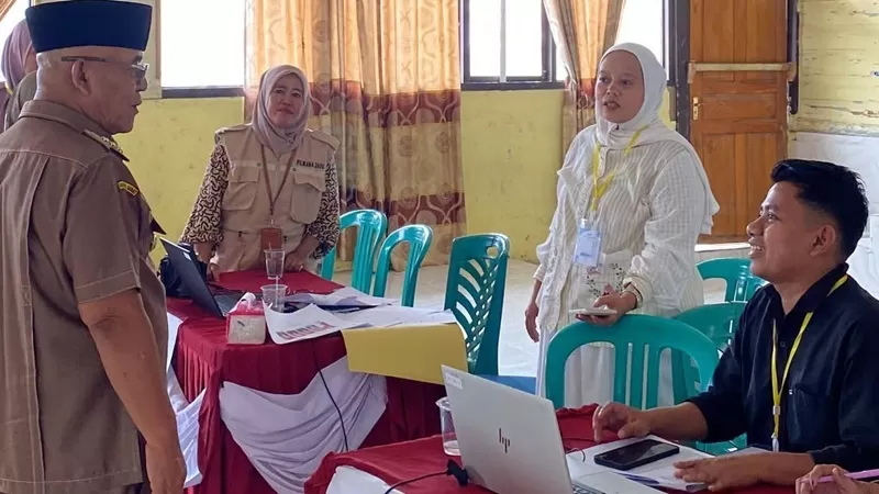 Bupati Pasaman Barat Yulianto saat melakukan monitoring pelaksanaan Pilwana di sejumlah Tempat Pemungutan Suara (TPS) di Kecamatan Pasaman, Senin (5/10/2026). (Foto: Pemkab Pasbar)