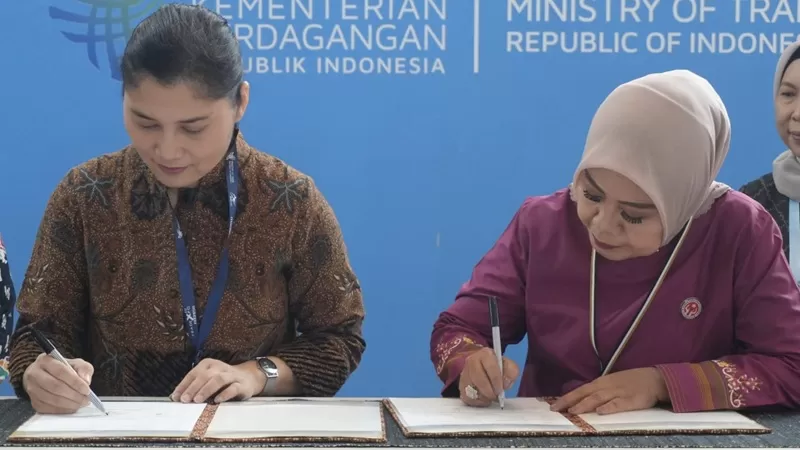 Penandatanganan MoU bertajuk Memorandum of Understanding on Commercial Trade Development of Embroidery Handicrafts tersebut berlangsung di stan Kemendag RI dalam rangkaian Trade Expo Indonesia (TEI) 2026. Kegiatan itu digelar di Indonesia Convention Exhibition (ICE) BSD City, Tangerang, Banten, Minggu (18/10/2026). (Foto: Pemkab Padang Pariaman)