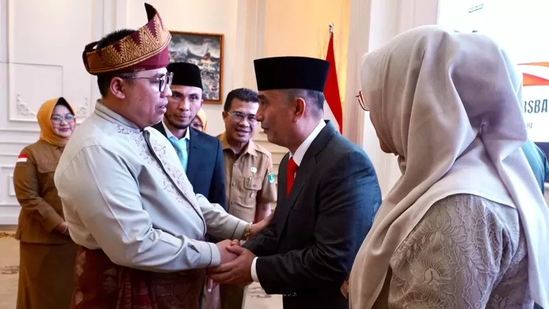 Doni Hendra dilantik Wali Kota Padang Panjang Hendri Arnis sebagai Sekdako definitif di Rumah Dinas Wali Kota, Senin (5/10/2026). (Foto: Pemko Padang Panjang)