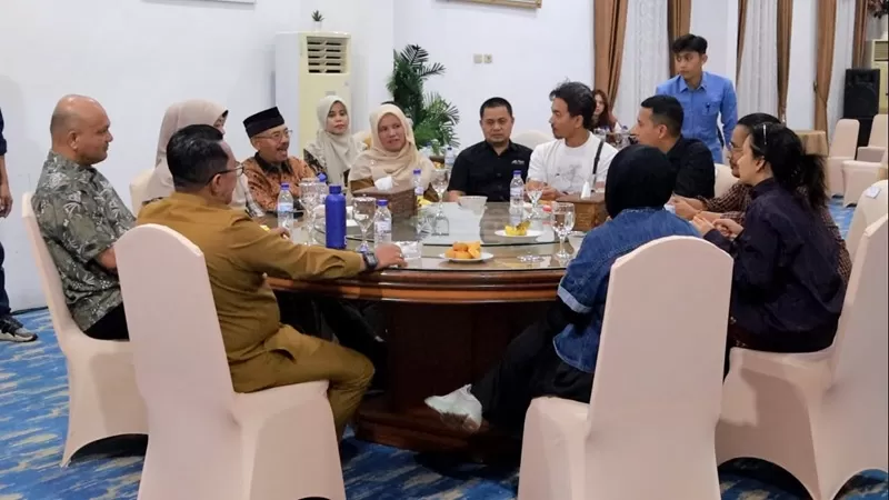Audiensi Starvision bersama kru film 