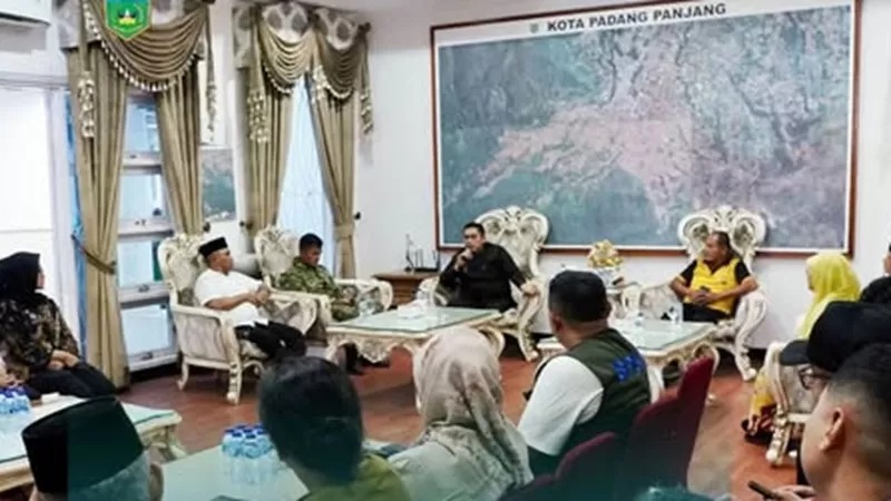 Rapat Koordinasi Satgas MBG Padang Panjang bersama Forkopimda di Rumah Dinas Wali Kota, Jumat (9/10/2026). (Foto: Kominfo Padang Panjang)