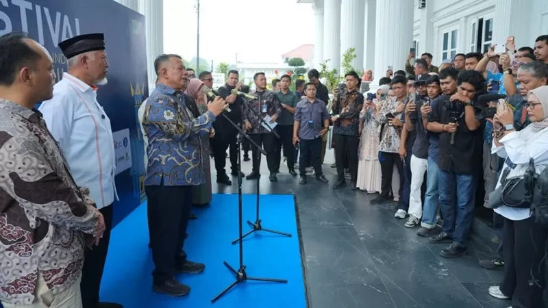 Festival Kemudahan dan Perlindungan Usaha Mikro di Balairung Rumah Dinas Wali Kota Bukittinggi, Jumat (9/10/2026). Acara itu juga diisi dengan penyerahan fasilitasi kemudahan berusaha kepada UMKM penerima manfaat. (Foto: Pemprov Sumbar)