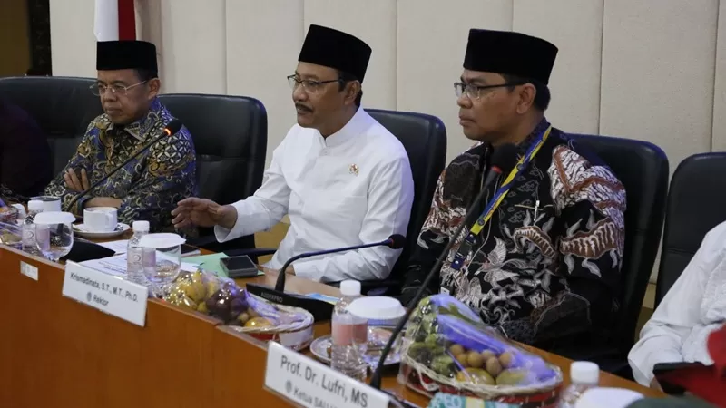 Mensos Syaifullah Yusuf dalam Kuliah Umum bersama civitas akademik Universitas Negeri Padang (UNP), Rabu (7/10/2026). (Foto: UNP)