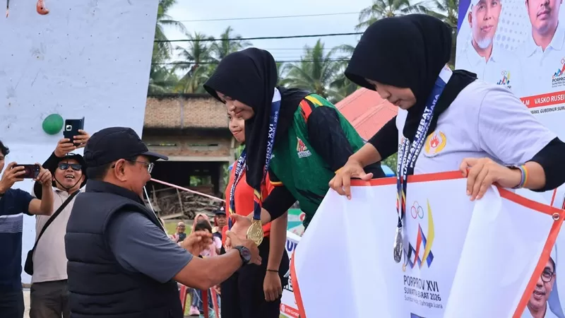 Medali diserahkan langsung oleh Bupati Padang Pariaman, Dr. H. John Kenedy Azis, S.H., M.H., di Venue Sport Hall Padang Pariaman, Sabtu (10/10/2026).  (Foto: Pemkab Padang Pariaman)