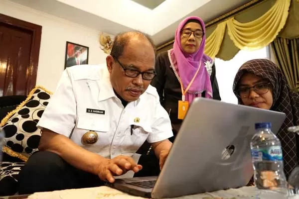 Umar Zunaidi Lakukan Pengisian Sensus Penduduk Secara Online Sumut Pos