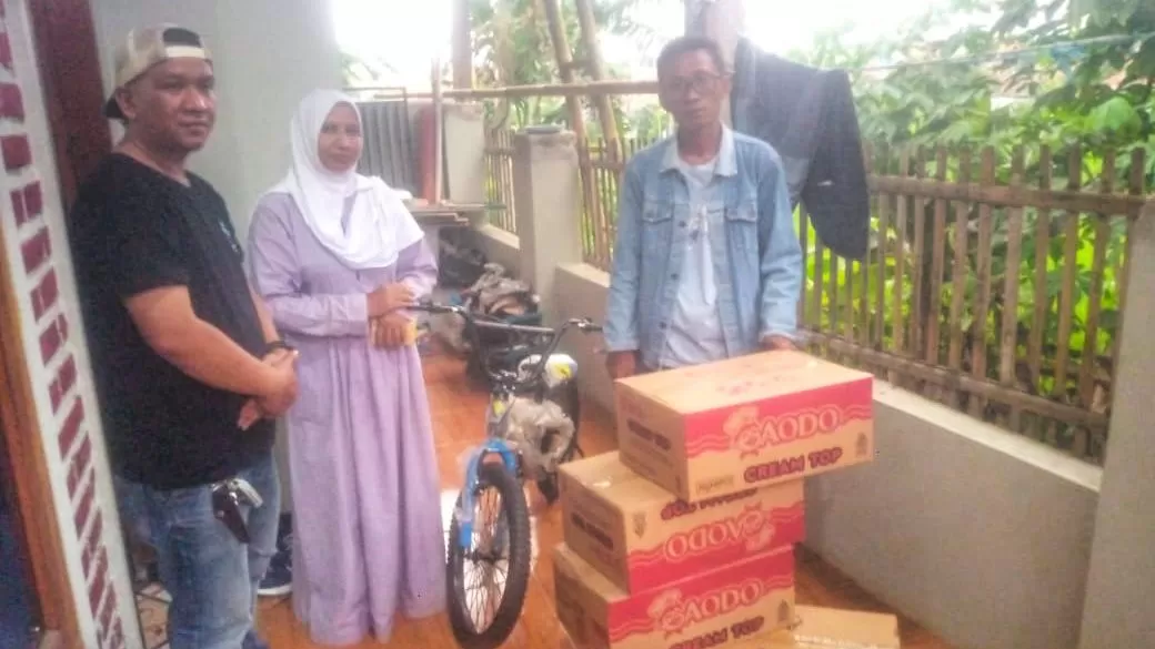 Prosesi secara simbolis pemberian santunan dari pemilik lahan mini soccer Cisempur kepada keluarga korban longsor. (Foto : Istimewa)