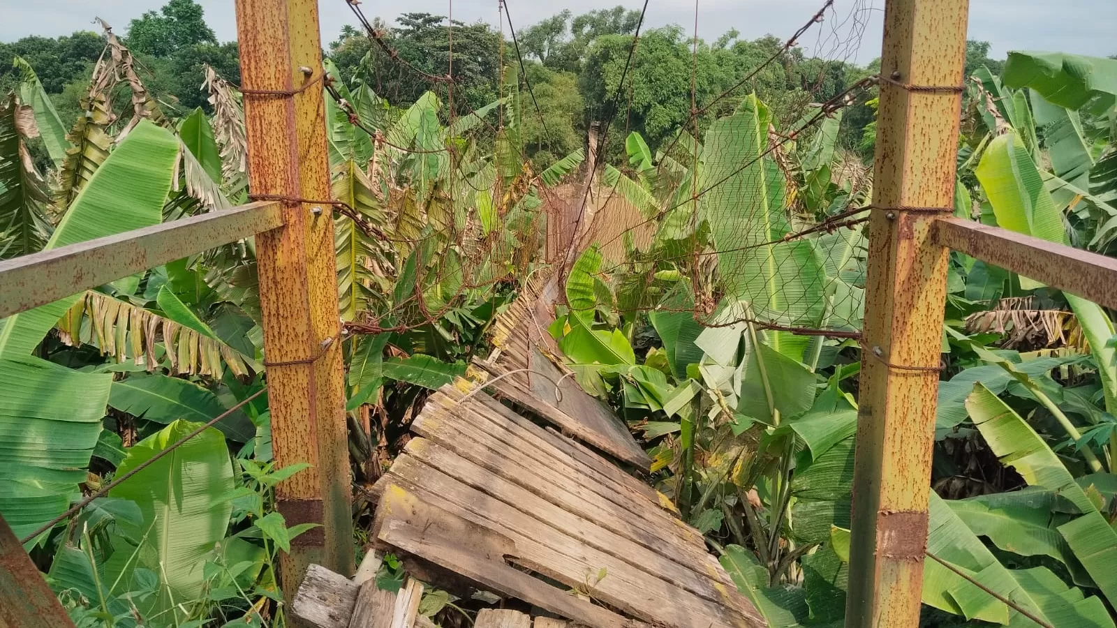 Kondisi jembatan rusak di perbatasan Sumedang - Majalengka, tepatnya di Dusun Balerante Desa Palabuan Kecamatan Ujungjaya, Sumedang. (Foto : Istimewa)