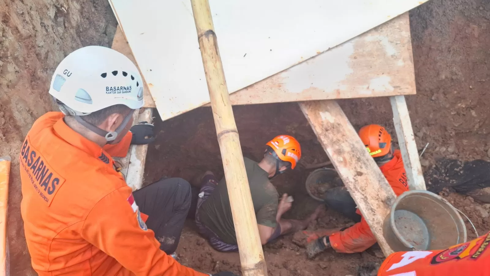 Tim SAR saat melakukan  proses evakuasi korban longsor di Ciseumpur Jatinangor. (Foto : Istimewa)