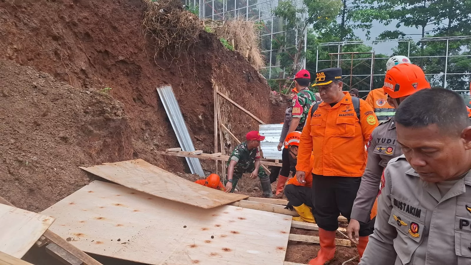 Tim SAR Gabungan saat melakukan proses evakuasi korban longsor di Jatinangor. (Foto : Istimewa)