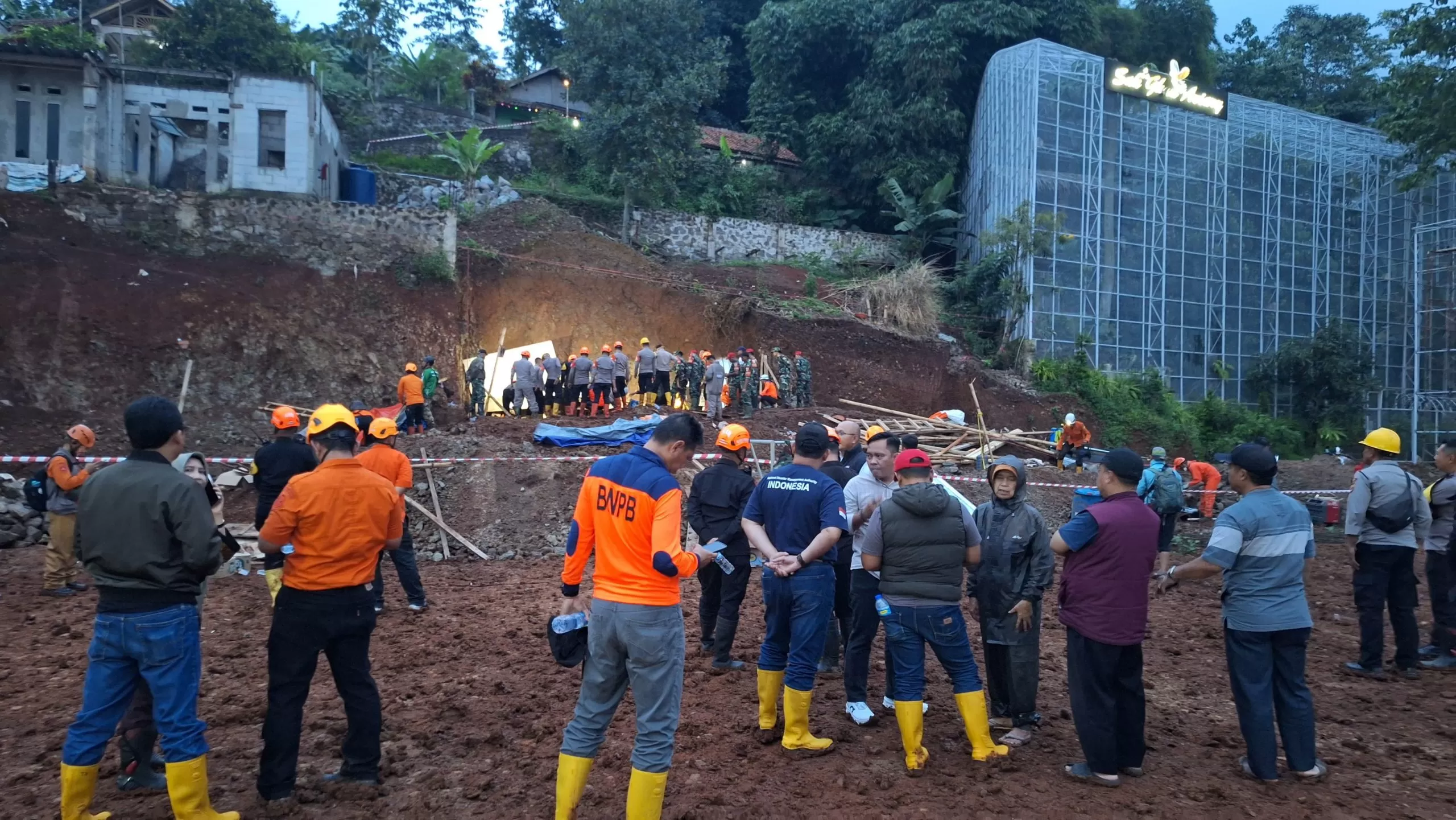 Para petugas saat berada di lokasi longsor yang tewaskan 4 pekerja di Jatinangor. (Foto : Istimewa)