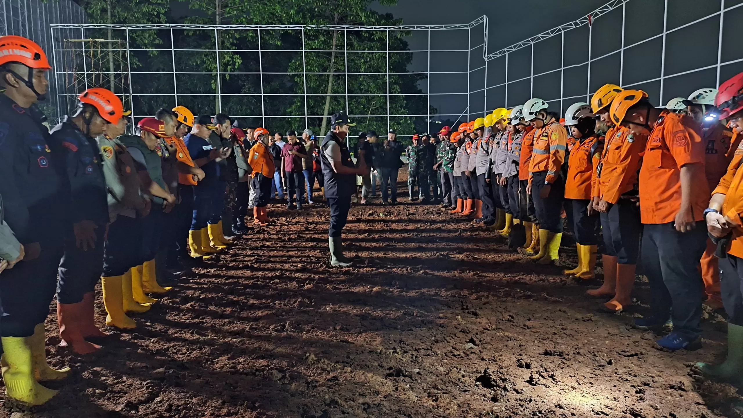 Bupati Sumedang bersama Tim SAR Gabungan saat berada di lokasi longsor Cisempur Jatinangor. (Foto : Istimewa)