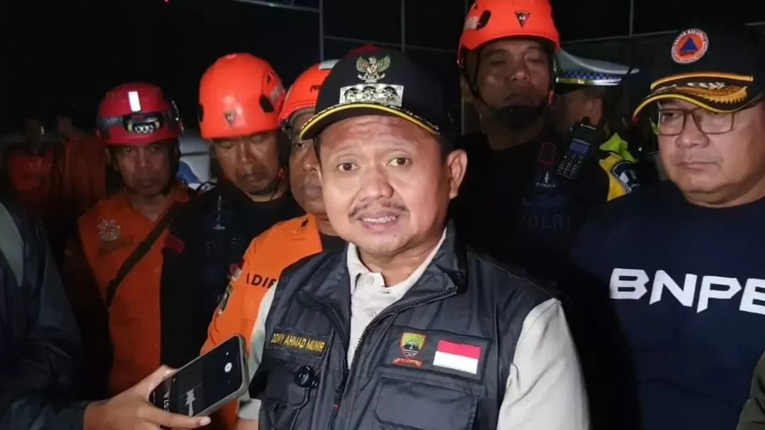 Bupati Sumedang, Dony Ahmad Munir Saat Meninjau Lokasi Longsor Tebing yang Menewaskan Empat Orang di Cisempur, Jatinangor, Jumat (02/01/2026)