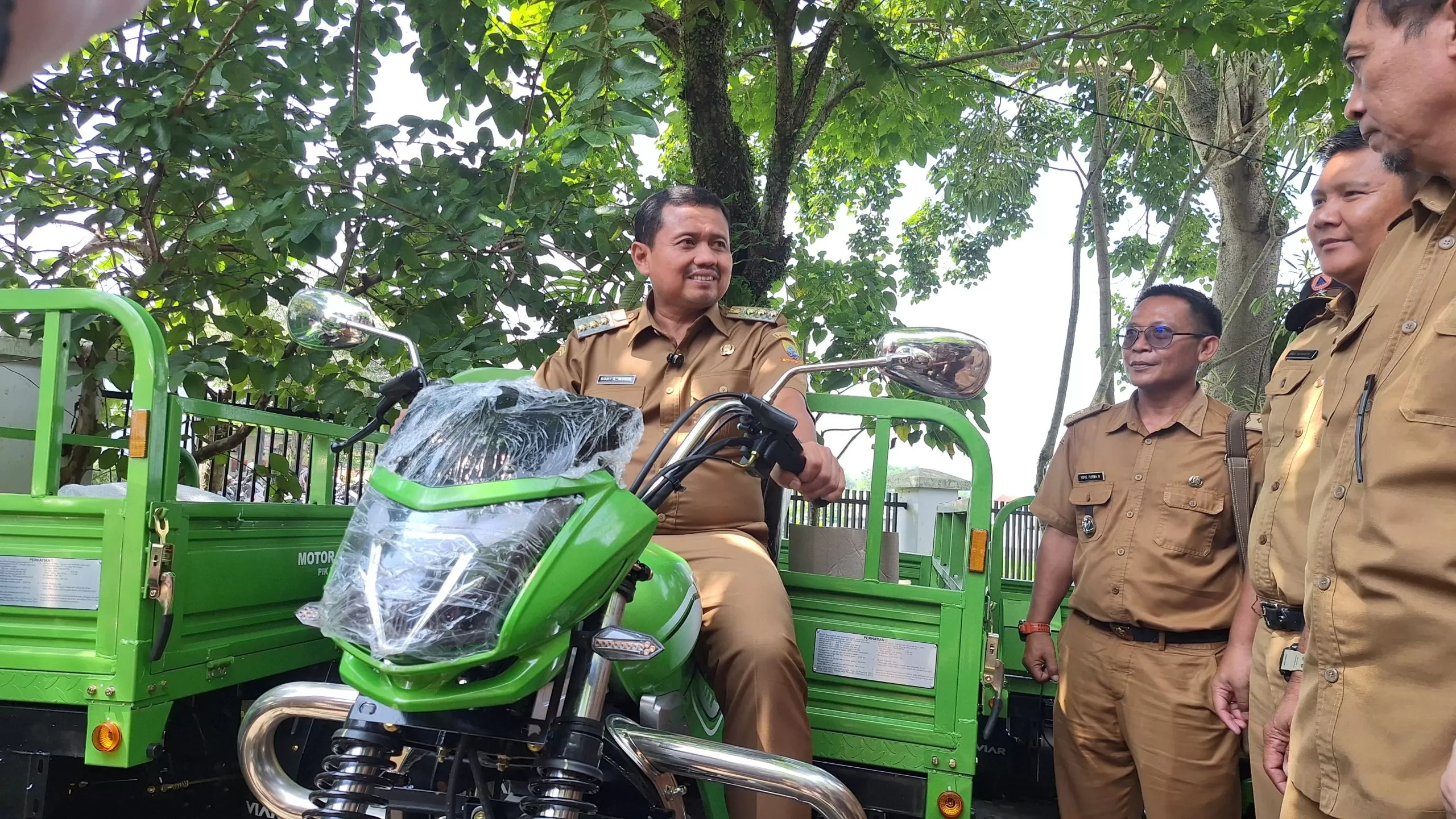 Bupati Sumedang Dony Ahmad Munir saat menumpangi bantuan motor sampah untuk 38 desa. (Foto : Istimewa)