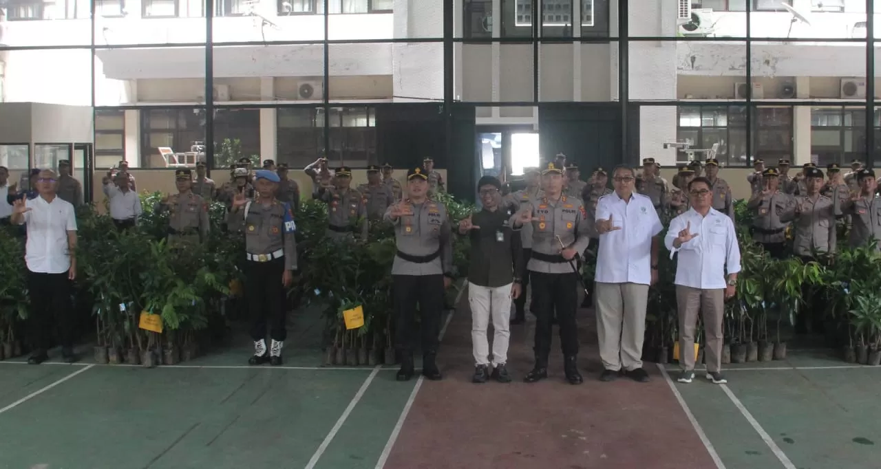 Penyerahan Ribuan Bibit Pohon Buah di Mako Polres Sumedang, Rabu (7/1/2026)